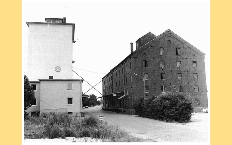 Das Roggenmagazin (r.) der K. B. Fliegertrupe, wurde 1988 abgerissen