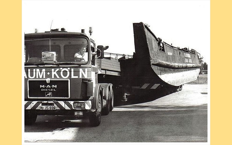 Ein Boot landet 1984 am Flugplatz Schleiheim zur Erinnerung an die Flucht und Vertreibung nach dem II. Weltkrieg