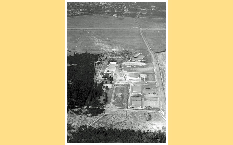 Oberschleiheim, Landebahn,  Hallen im Sden des Flugplatzes