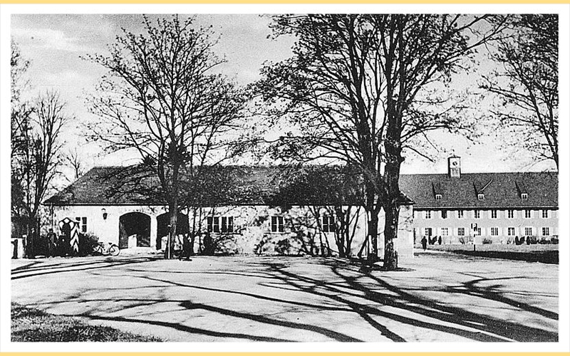 Eingang Nordseite Flugplatz mit der Hauptwache, dahinter die Kommandantur, 1935