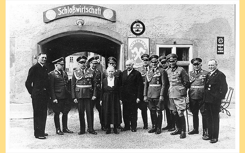 25 Jahre Flugplatz Schleiheim, Gruppenfoto vor der Schlosswirtschaft, 1937