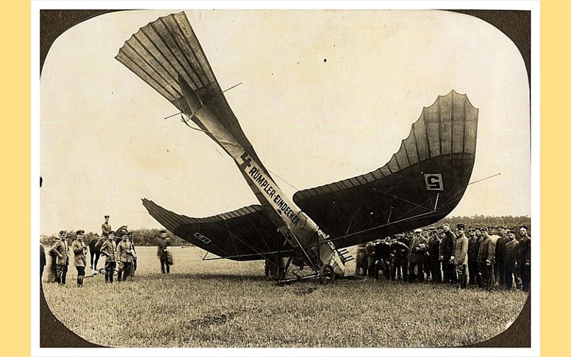 Bruchlandung einer Rumpler-Taube auf dem Schleiheimer Flugplatz