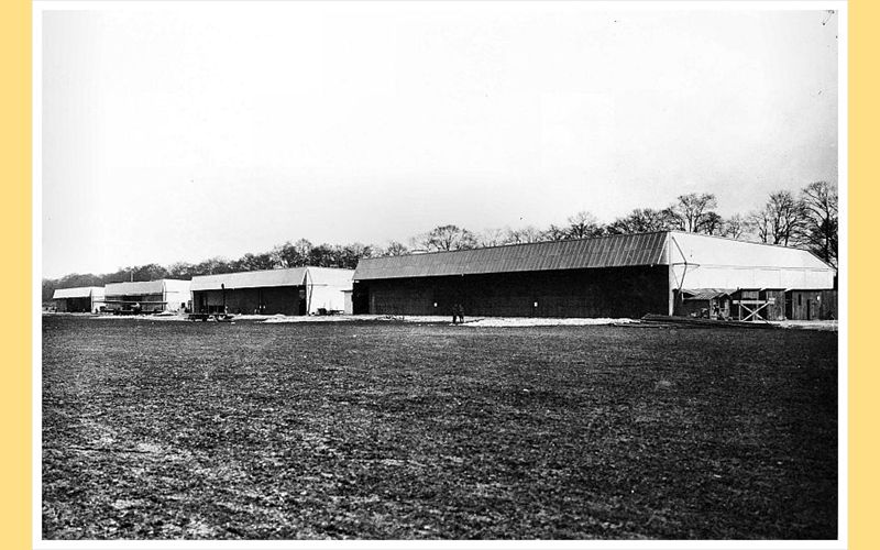 Flieger-Schule, Normalflugzeughallen entlang der Hochmuttinger Allee