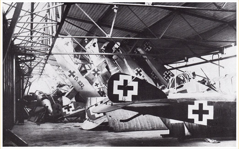 Ausschlachthalle, so sah es 1918 auf allen Militrflugflugpltzen aus