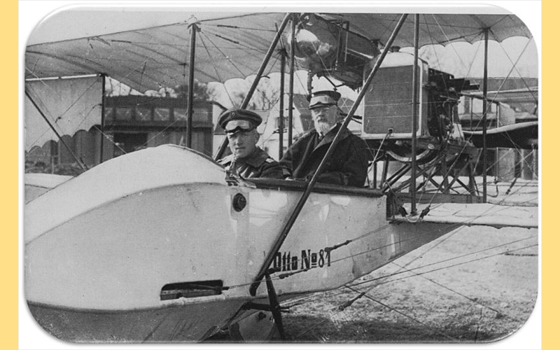 Rittmeister Luitpold Graf Wolffskeel von Reichenberg mit Prinz Leopold in einem Otto-Doppeldecker